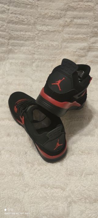 Zapatillas Negras y Rojas