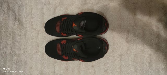 Zapatillas Negras y Rojas