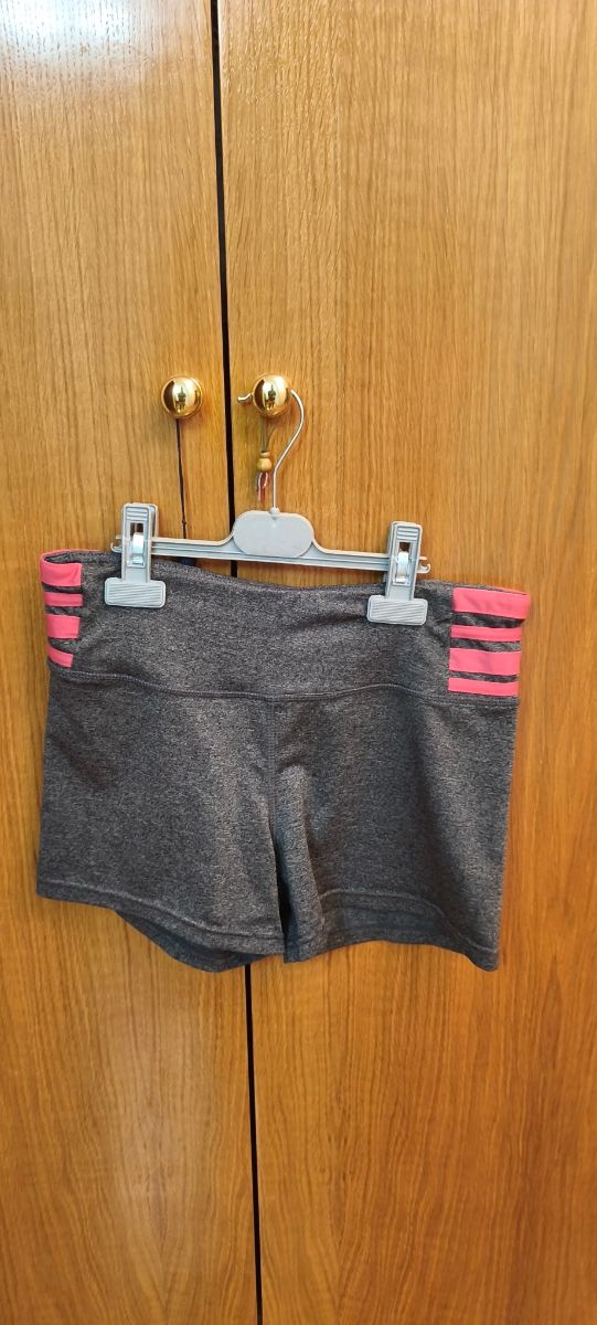 Pantalones cortos deportivos grises y rosas