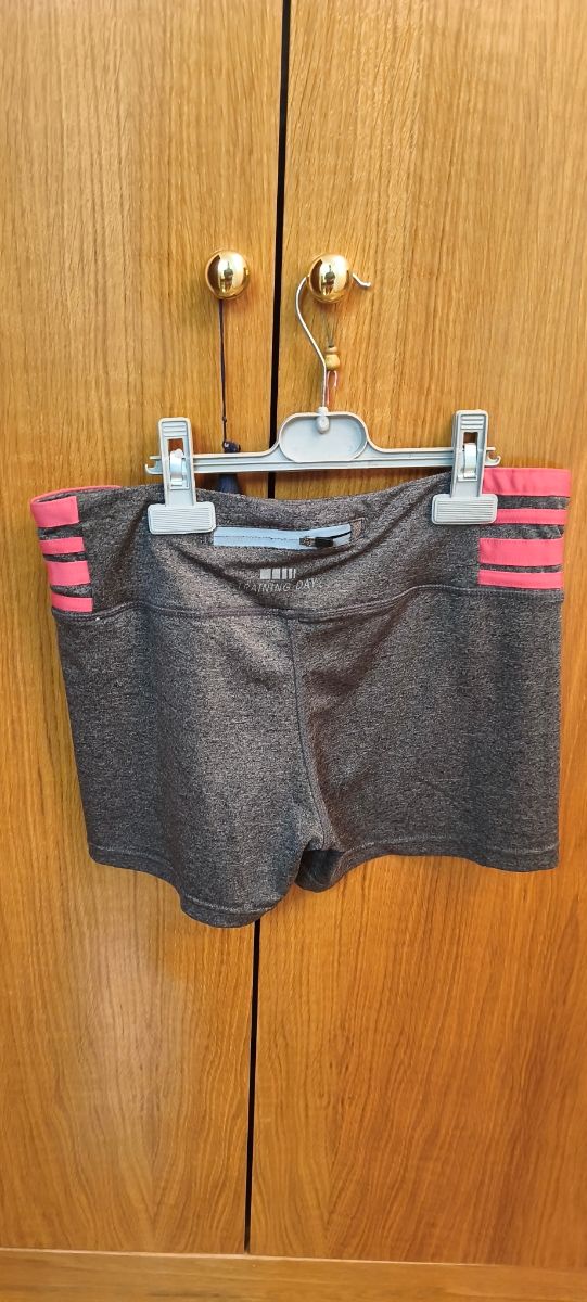Pantalones cortos deportivos grises y rosas