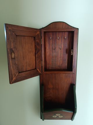 Colgador de llaves de madera decorado