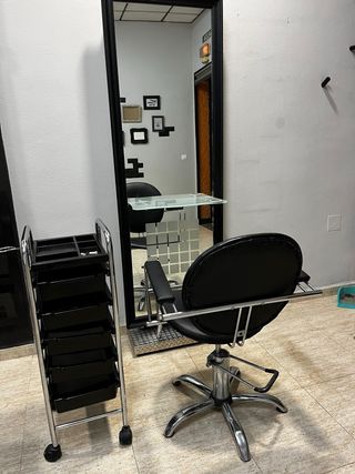 Conjunto de mobiliario para salón de peluquería.