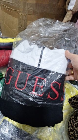 Sudadera Guess Blanca y Negra
