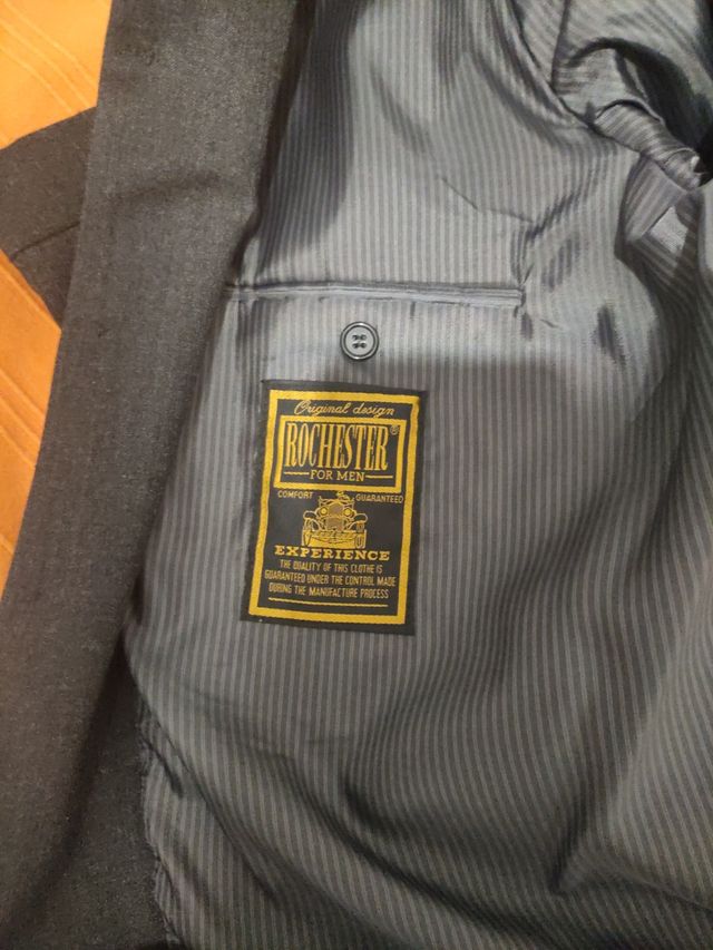 Americana gris oscura. Una vez usada