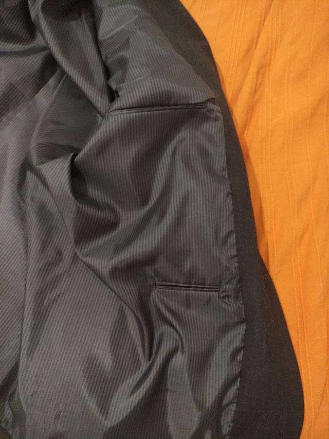 Americana gris oscura. Una vez usada