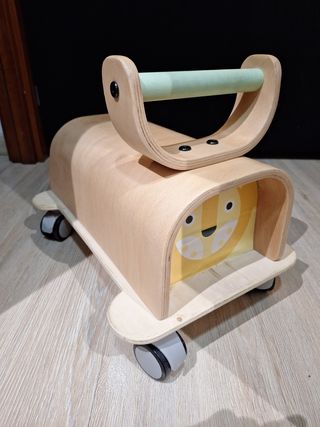 Correpasillos madera marca Beeloom.