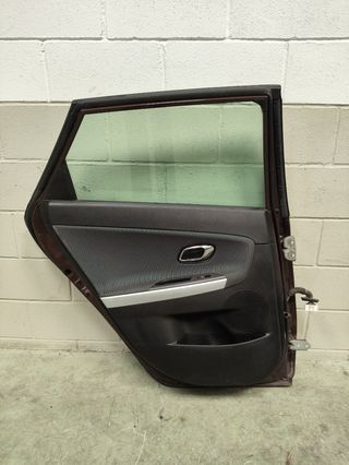 Puerta trasera izquierda Kia Ceed ranchera de 2014