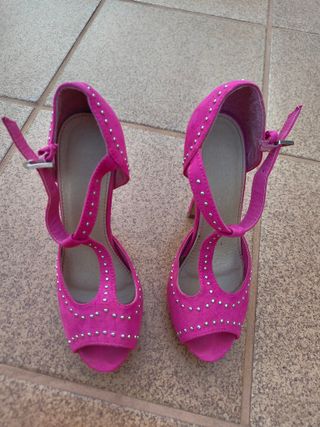 Zapatos de tacón rosa con tachuelas