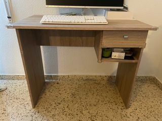 Escritorio de madera natural con cajón