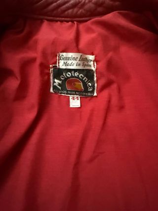 Cazadora de cuero roja