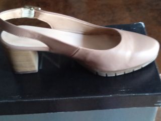 Zapatos de salón beige tacón