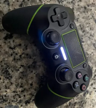 PS4 Negra y 3 Juegos