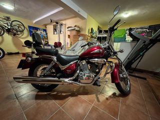 Moto Suzuki Intruder VL.250cc granate