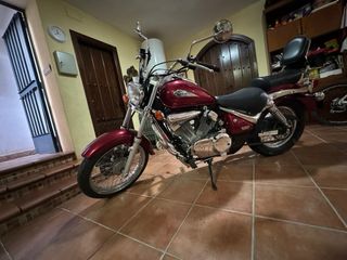 Moto Suzuki Intruder VL.250cc granate