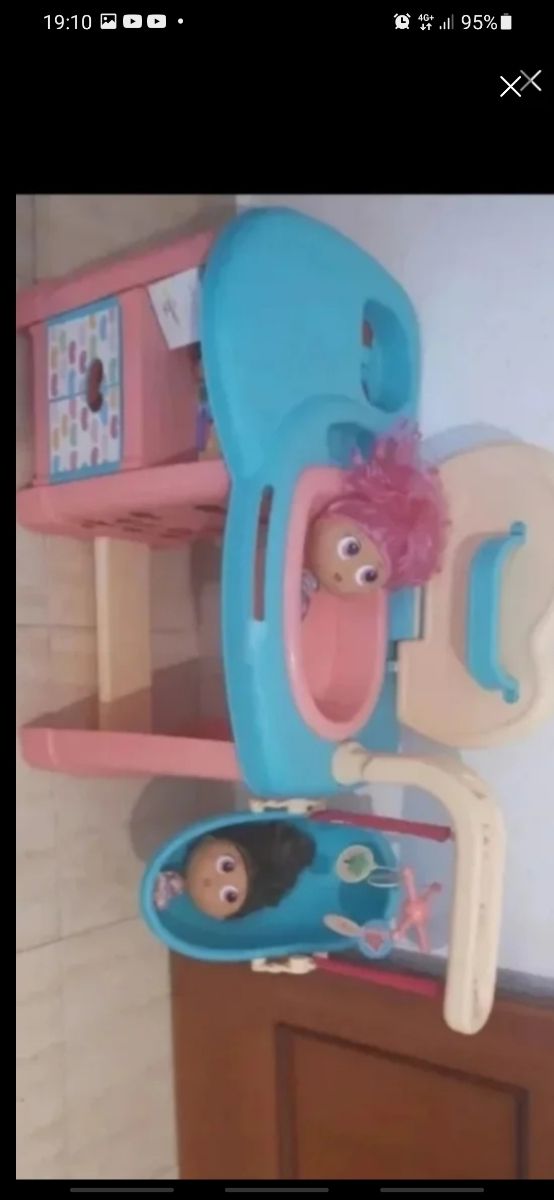 Mesa,dos sillas y juguetes.lote por 50€