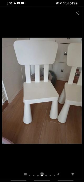 Mesa,dos sillas y juguetes.lote por 50€