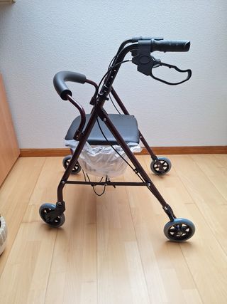 Andador rollator con 4 ruedas, asiento y frenos