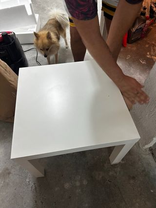 Mesa auxiliar blanca de madera