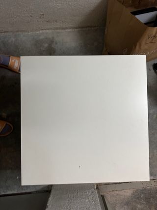 Mesa auxiliar blanca de madera