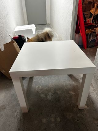 Mesa auxiliar blanca de madera