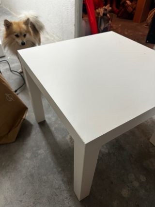 Mesa auxiliar blanca de madera