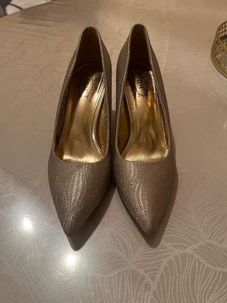 Zapatos de tacón color bronce grisáceo para fiesta