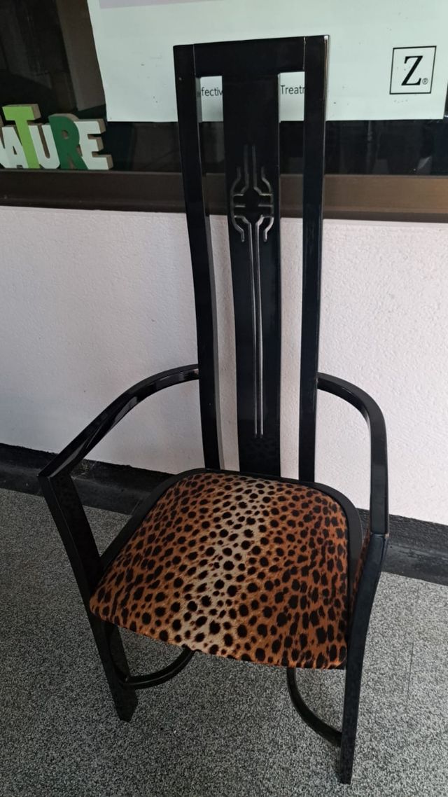 4 Sillas de comedor negras con estampado animal ,