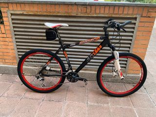 Bicicleta KTM Chicago Negra/Naranja