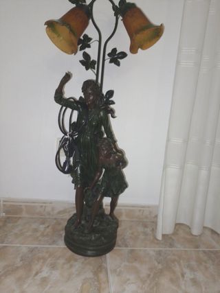 Lámpara con estructura de bronce decorativa