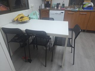 Mesa y 4 Sillas