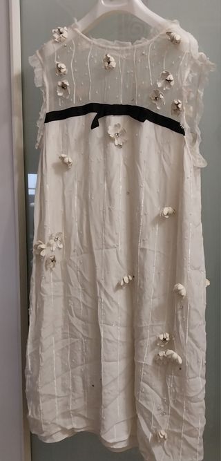 Abito donna bianco con fiori e fiocco nero.
