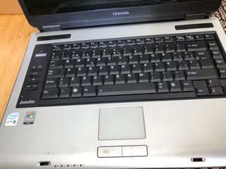 Portátil Toshiba Gris y Negro