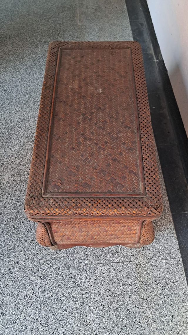 Baúl de madera y bambú