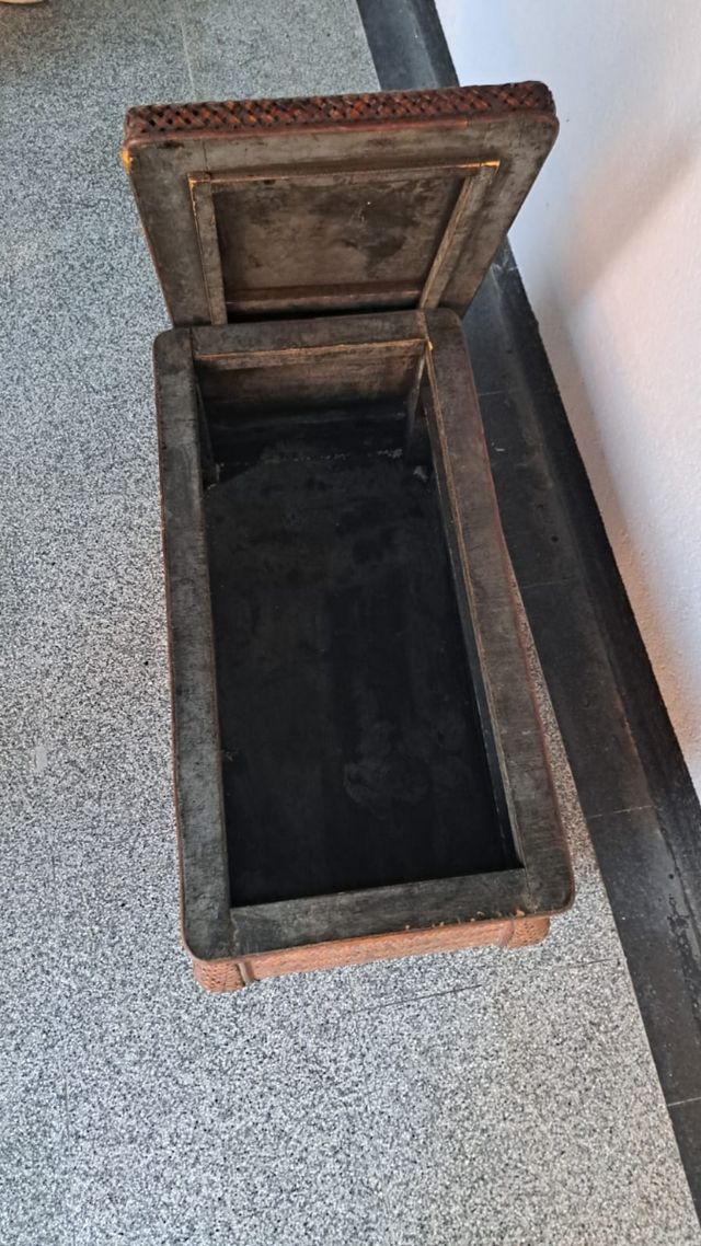 Baúl de madera y bambú