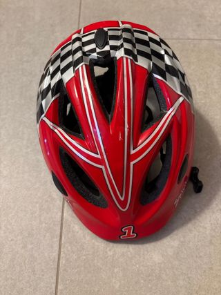 Casco infantil rojo con diseño de carreras