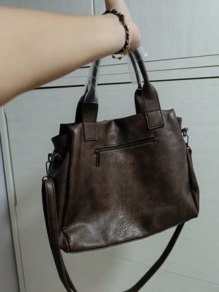 Bolso marrón con detalles