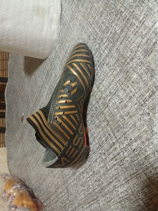Botas de fútbol Messi Talla 39 sin cordone