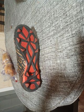 Botas de fútbol Messi Talla 39 sin cordone