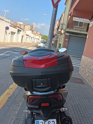 Yamaha Tricity 300,se vende con en baúl rígido