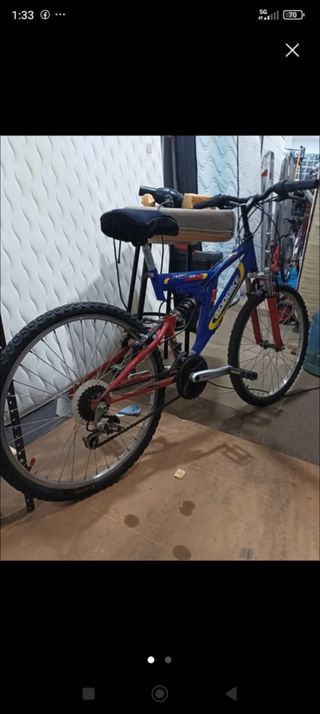 Bicicleta de montaña azul y roja