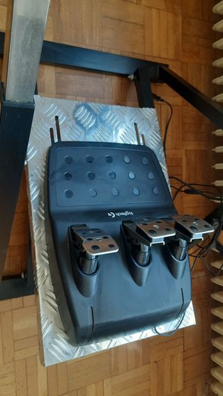 Volante Logitech G20, pedales y soporte.