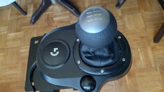 Volante Logitech G20, pedales y soporte.