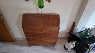 Escritorio de madera con detalles