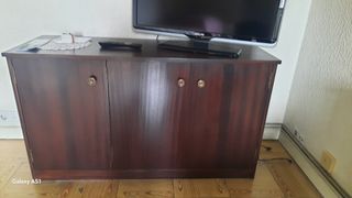 Armario bajo madera oscura