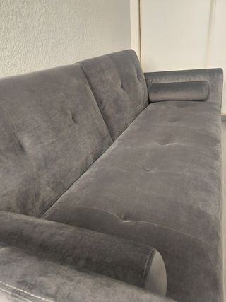 Sofá de terciopelo gris