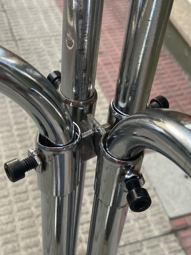 Suporte para braçadeiras metálicas prateado