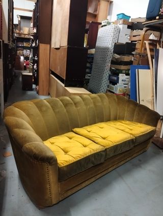 Sofá antiguo de terciopelo verde oliva