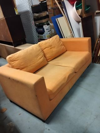 Sofá naranja de 2 plazas