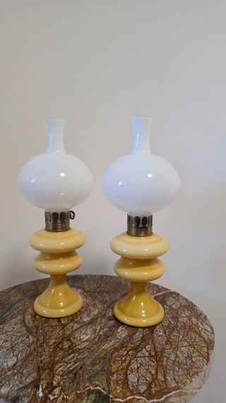 Par de candeeiros de vidro opalino
