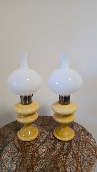Par de candeeiros de vidro opalino